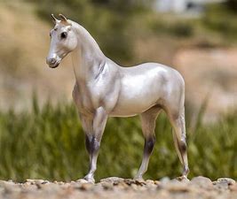 BG960 Breyer Pearly Grey Trakehner
