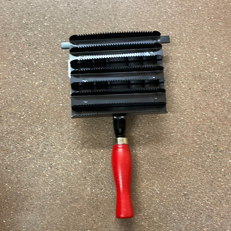 TKSS3514-05 Curry Comb Metal w/ Wooden Handle